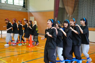 GANG PARADEのムカデ競争の様子。