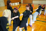 綱引き対決の様子。