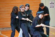 綱引き対決の様子。