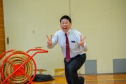 メンバーにピースを送るWACK若月氏。