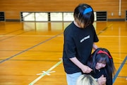 歩数計対決の様子。アイナスターにプレスをかけるヤママチミキ。