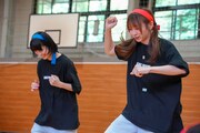 歩数計対決中のキャ・ノン、キラ・メイ。