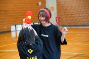 叩いてかぶってジャンケンポン対決の様子。