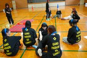 叩いてかぶってジャンケンポン対決の様子。