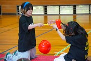 叩いてかぶってジャンケンポン対決の様子。