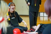 叩いてかぶってジャンケンポン対決の様子。