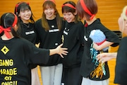 叩いてかぶってジャンケンポンで勝利した赤チーム。