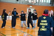 椅子取りゲームに勝利して喜ぶ青チーム。