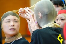 パンストをかぶったヤママチミキとキラ・メイ。