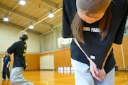 ヤママチミキとキラ・メイのパンスト相撲の様子。