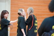 パンスト相撲中のチャンベイビーとキラ・メイ。