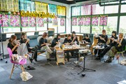 昼食を取るGANG PARADE。