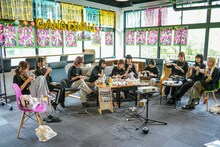 昼食を取るGANG PARADE。