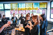 歌うGANG PARADE。