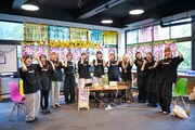 「GANG HOLIDAY」ポーズを決めるGANG PARADE。
