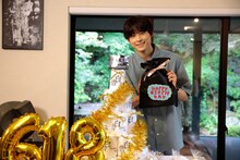 31歳の誕生日をサプライズで祝われる松村北斗（SixTONES）。