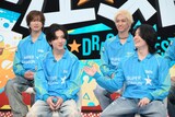 田中洸希（手前左）をバンジージャンプに向いていると紹介する松村和哉（手前右）。