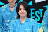 カメラ目線の松村和哉。