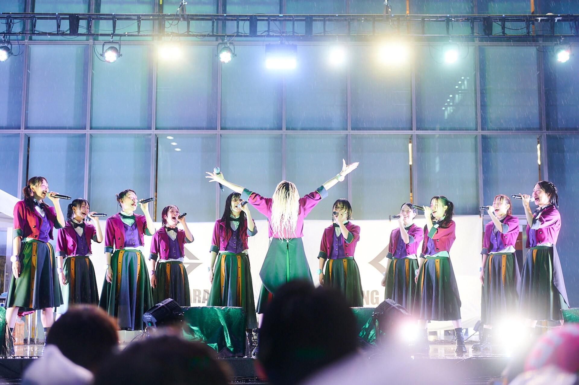 GANG PARADE、熱狂の大雨ビチョビチョ歌舞伎町フリーライブ 解散日を