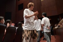 客席通路から登場したユーキ、リョウガ、橘柊生。