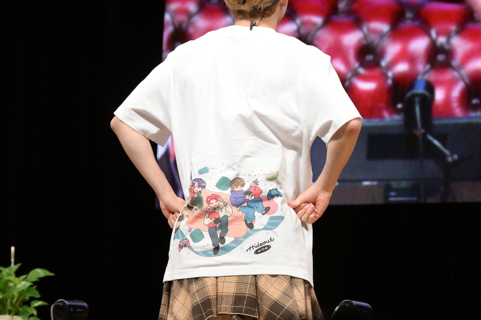 Tシャツのバックプリントをアピールするユーキ（超特急）。 [画像