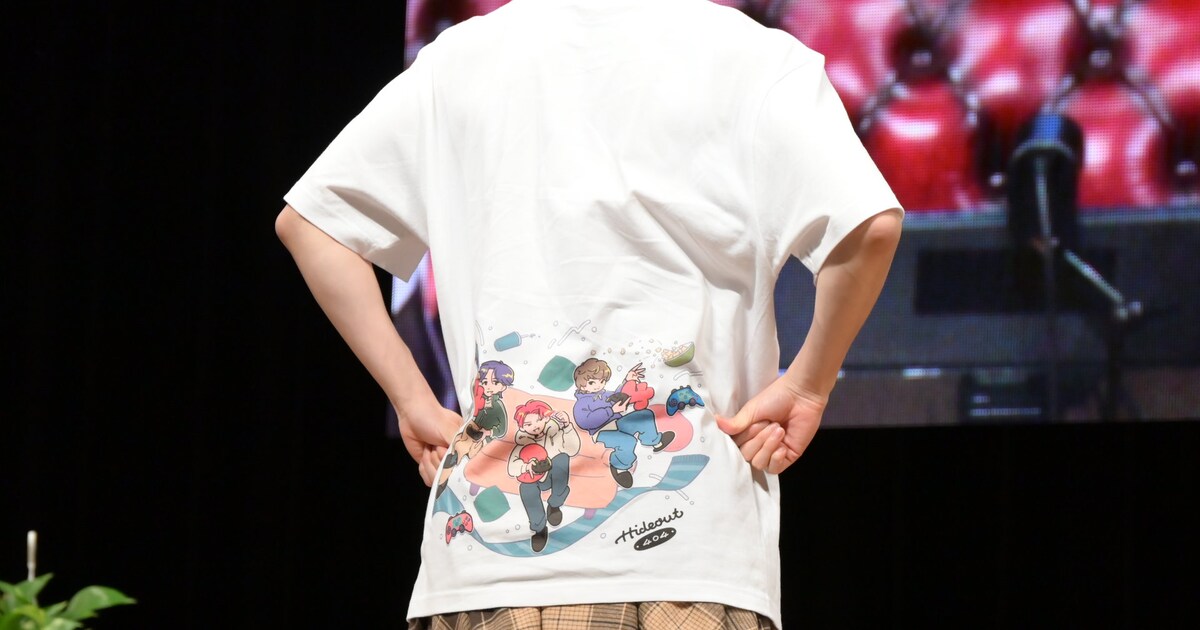 Tシャツのバックプリントをアピールするユーキ（超特急）。 [画像 