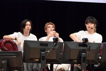 抽選番号を読み上げるリョウガ、ユーキ、橘柊生。