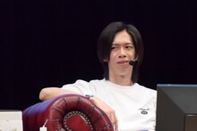 ゲーム参加者と会話するリョウガ（超特急）。