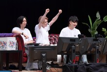 AIに勝利したユーキ（中央）。