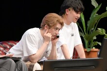集中して画面を見るユーキ（超特急 / 中央）。