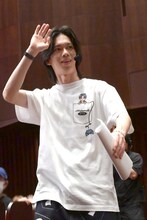 客席通路を歩いて登場したリョウガ（超特急）。
