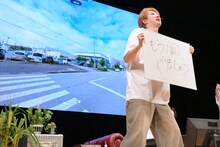 スタッフのカンペを持ち出して抗議するユーキ（超特急）。
