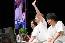 観客に意見を求めるユーキ（超特急 / 中央）。