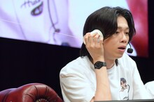 スタッフに糸電話でヘルプを求めたリョウガ（超特急）。