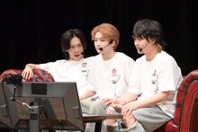 勝利を決めたリョウガ（左）と、不満げなユーキ、橘柊生。