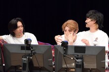 泣きマネをするユーキ（中央）。