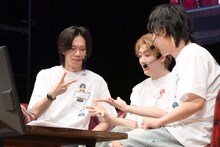 じゃんけんに1人勝ちするリョウガ（左）。