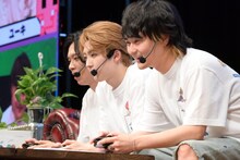 「PICO PARK2」をプレイするリョウガ、ユーキ、橘柊生（左から）。
