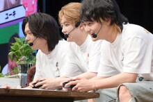 「PICO PARK2」をプレイするリョウガ、ユーキ、橘柊生（左から）。