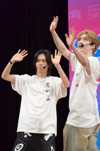 ファンに手を振るリョウガとユーキ。