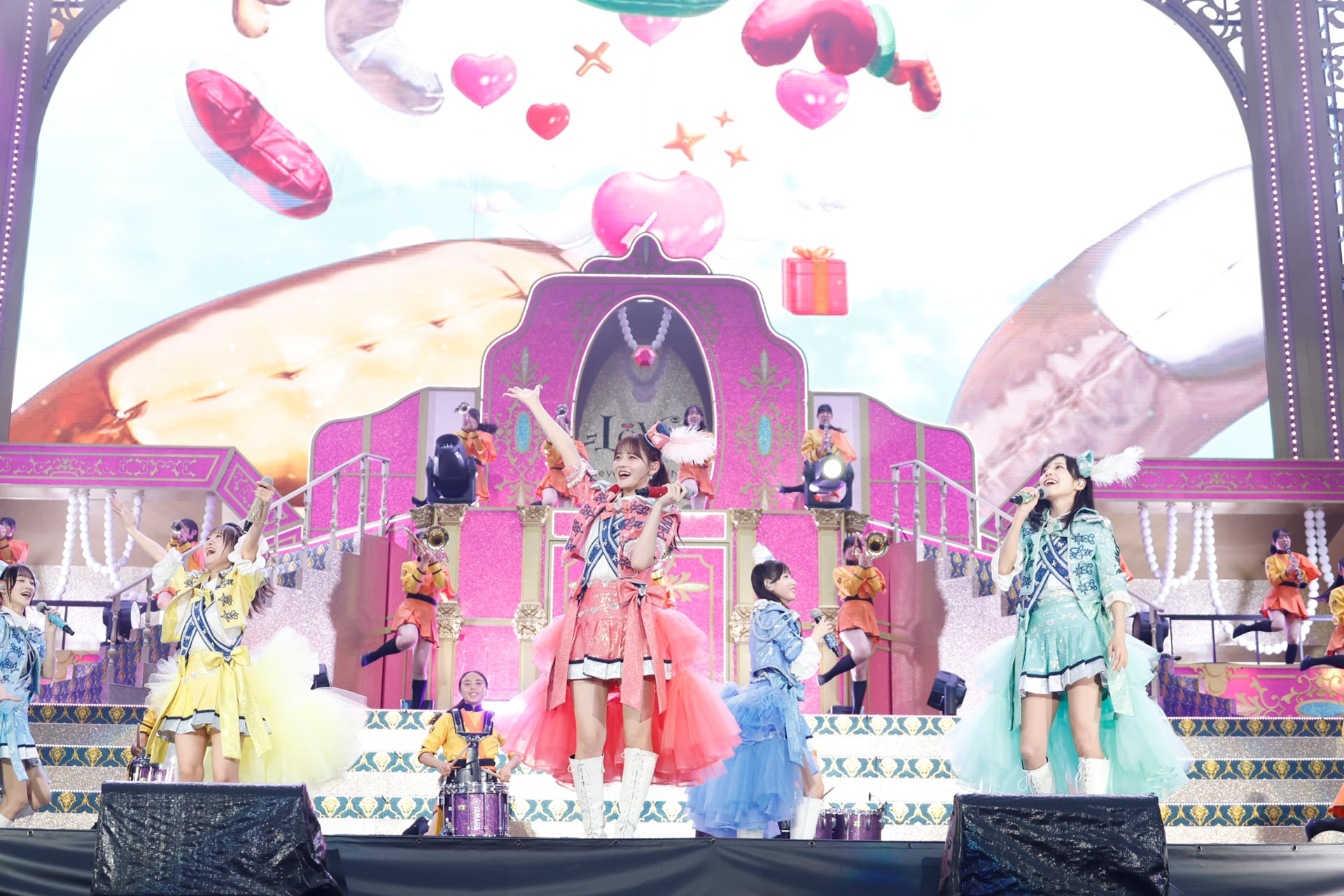 京都橘高等学校の吹奏楽部とコラボレーションする＝LOVE。©YOANI