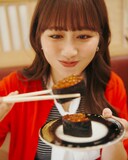 佐々木彩夏 1st写真集「ぺろり」より、回転寿し トリトンでいくら寿司を堪能する佐々木彩夏。