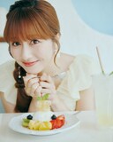 佐々木彩夏 1st写真集「ぺろり」より、& Yogurtでヨーグルトスイーツを前にした佐々木彩夏。