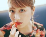 佐々木彩夏 1st写真集「ぺろり」より、ハードロックカフェで苺を食べる佐々木彩夏。