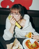 佐々木彩夏 1st写真集「ぺろり」より、カラオケまねきねこでピザを片手にカラオケを楽しむ佐々木彩夏。