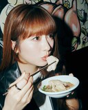 佐々木彩夏 1st写真集「ぺろり」より、タッカンマリ大学で肉を口に運ぶ佐々木彩夏。
