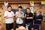 「川島明の辞書で呑む公式辞典」を手にする川島明と辞書呑人たち。©︎テレビ東京