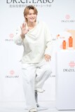 会場から起きた拍手に笑う佐野勇斗（M!LK）。