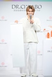 今朝書いた書を手にする佐野勇斗（M!LK）。