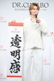書をお披露目する佐野勇斗（M!LK）。